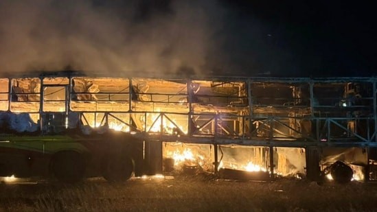 कर्नाटकमध्ये ट्रकची स्लीपर बसला धडक; आग लागून नऊ प्रवासी दगावले