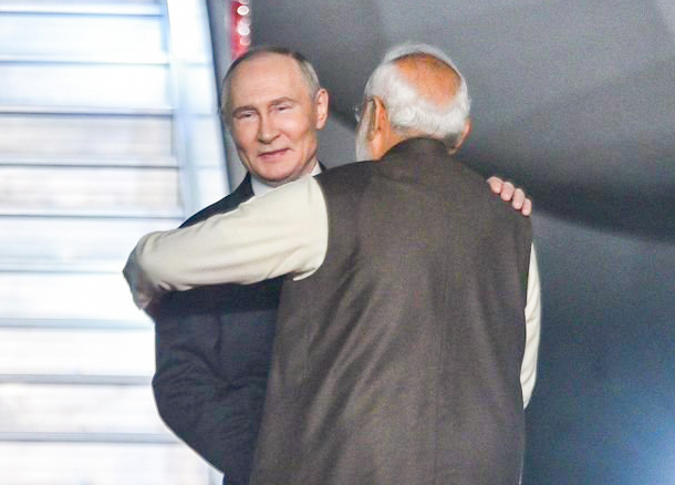 राष्ट्राध्यक्ष पुतीन भारतात; मोदी–पुतीन यांची जादू की झप्पी!