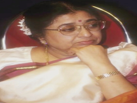 ‘मैं तो आरती उतारूं’ या गाण्यामुळे घराघरात पोहोचल्या उषा मंगेशकर