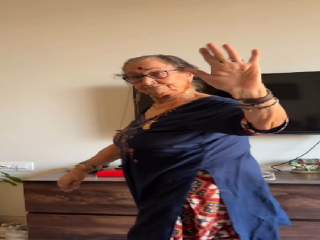 अनुपम खेर यांच्या आईने काश्मीरी मंगळसूत्र घालून रॅम्प वॉक केला