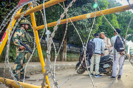 देशाच्या अनेक भागांत जमावाने कायद्याला आव्हान दिले