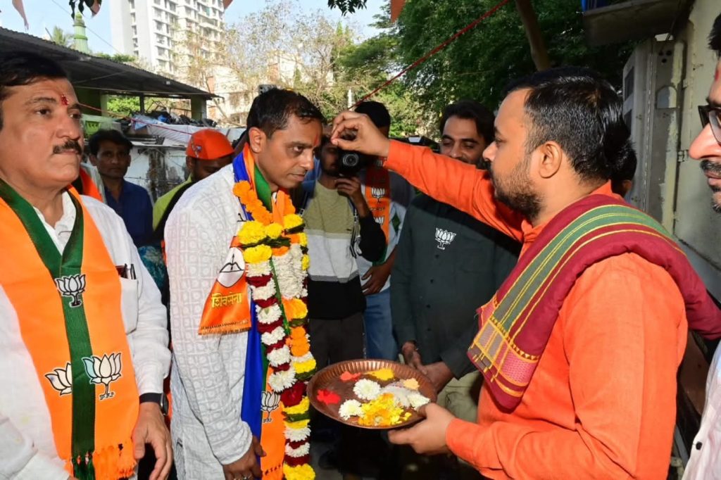 नितीन चौहान यांनी अर्ज भरला; कांदिवलीतील ठाकूर पर्व संपले