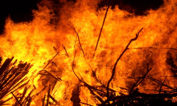 बांगलादेशमध्ये हिंसाचार सुरूच; हिंदूंची पाच घरे जाळली