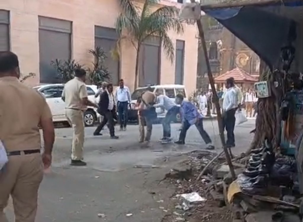मुंबई उच्च न्यायालयाबाहेर आत्मदहनाचा धक्कादायक प्रकार