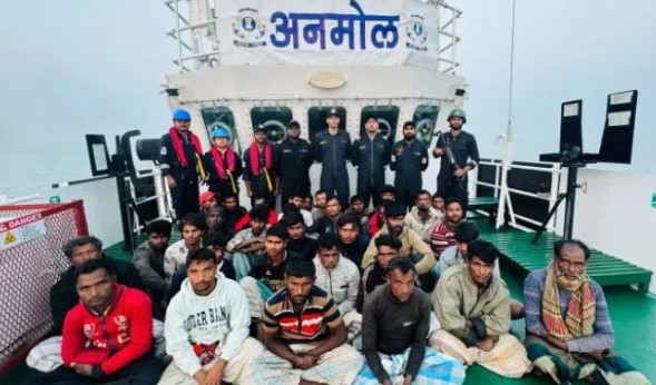बेकायदेशीर मासेमारी करणाऱ्या ३५ कर्मचाऱ्यांसह दोन बांगलादेशी नौका घेतल्या ताब्यात