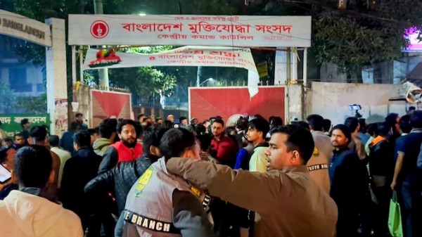 तारिक रहमान मायदेशी परतण्यापूर्वी नवा हिंसाचार; ढाक्यात झाला स्फोट