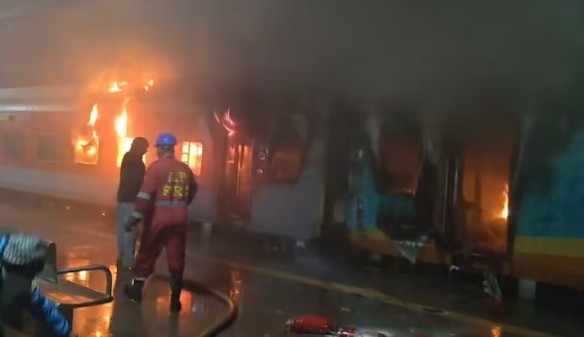 आंध्र प्रदेशात टाटा- एर्नाकुलम एक्सप्रेसचे दोन डबे आगीत जाळून खाक