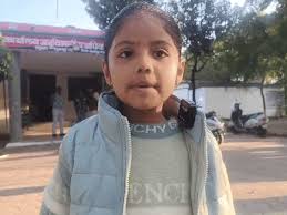 शाळेची बॅग हरवल्याची तक्रार लहानगीने पोलिसांकडे केली आणि चक्क बॅग सापडली!