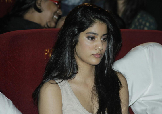 खानावळीने माती खाल्ली; एक मर्दानी कडाडली