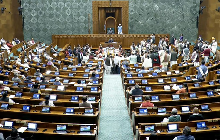 लोकसभेत एसआयआरवरून गोंधळ, अध्यक्ष ओम बिरला यांनी विरोधकांना सुनावले