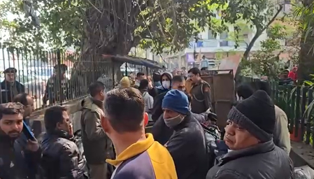 शालीमार बाग परिसरात महिलेची गोळी झाडून हत्या