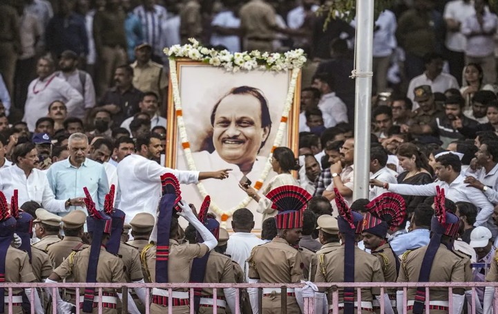 अलोट जनसागराच्या उपस्थितीत अजित दादा अनंतात विलीन