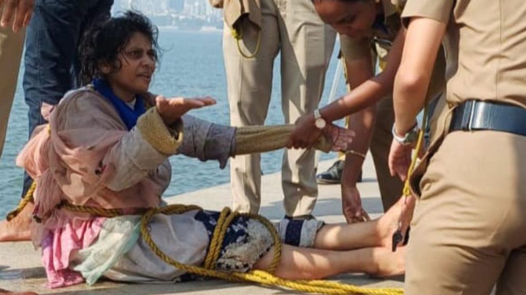 मरीन ड्राइव्ह येथे समुद्रात उडी घेऊन महिलेचा आत्महत्येचा प्रयत्न