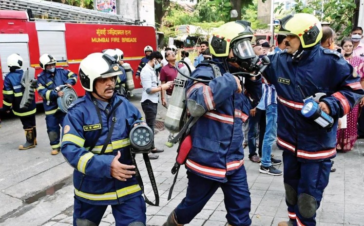 मुंबईतील गोरेगावमध्ये घरात लागलेल्या भीषण आगीत एकाच कुटुंबातील तिघांचा मृत्यू