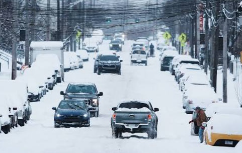 ट्रम्पवादळानंतर अमेरिकेत हिमवादळ; १३ हजार उड्डाणे रद्द