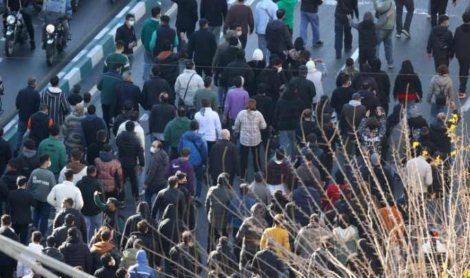 खोमेनी राजवटीविरोधातील निदर्शेने तीव्र; इंटरनेट, टेलिफोन लाईन्स बंद