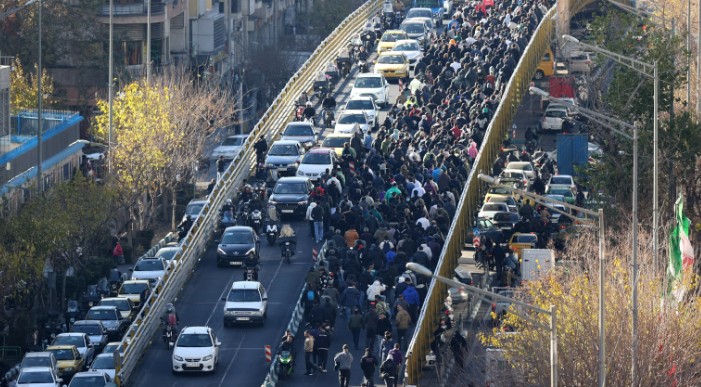 इराणमध्ये निदर्शनांना हिंसक वळण; सुरक्षा दलांकडून अनेक ठिकाणी गोळीबार