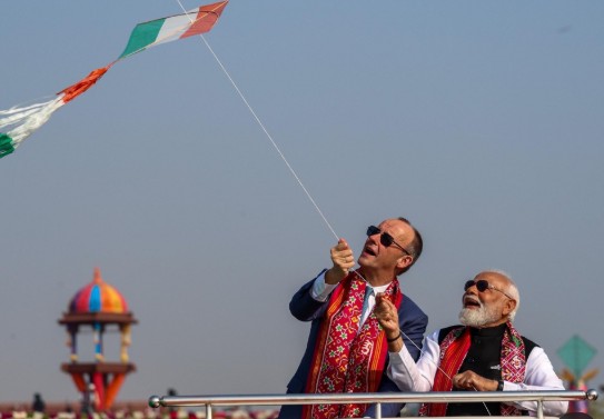 साबरमती काठी मोदींसह जर्मन चान्सलर मर्झ यांनी उडवले पतंग