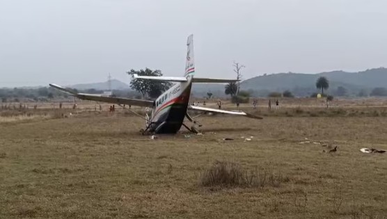 ओडिशात इंडिया वन एअरचे विमान कोसळले; पायलटसह प्रवासी जखमी