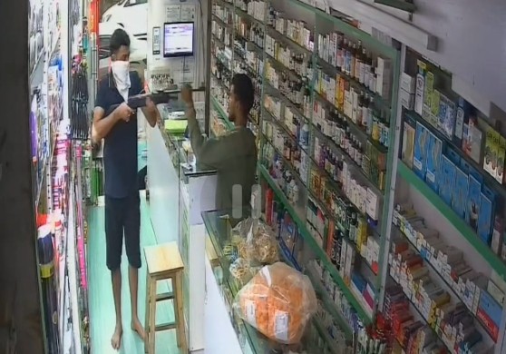 माहिममध्ये मेडिकल स्टोअरवर एअरगन दाखवून धमकी; आरोपी अटकेत