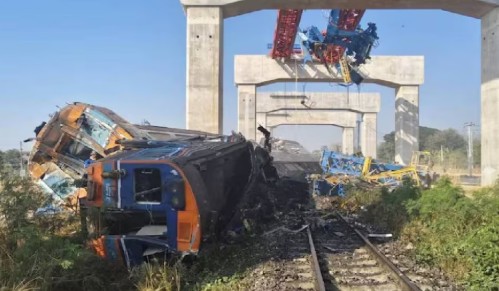 थायलंडमध्ये रेल्वेवर क्रेन कोसळून झालेल्या अपघातात २२ जणांचा मृत्यू