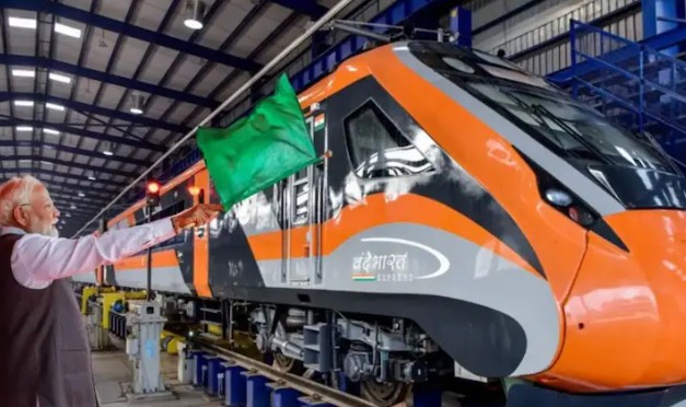 पहिली वंदे भारत स्लीपर ट्रेन सेवेत; काय आहेत वैशिष्ट्ये?