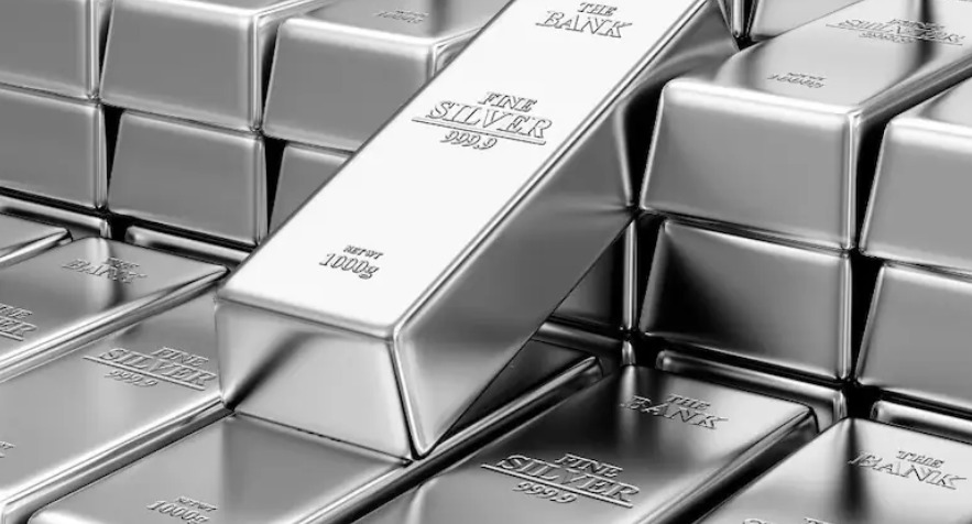 सुरक्षित गुंतवणुकीत चांदी चमकली! दर तीन लाखांच्या पार