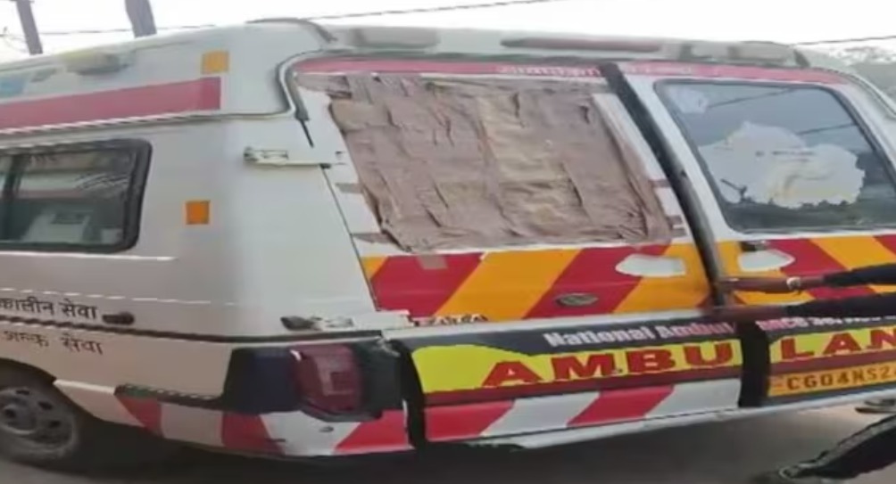 रुग्णालयाच्या गेटवर ॲम्ब्युलन्सचा दरवाजा उघडलाच नाही