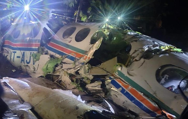 एअर ऍम्ब्युलन्स अपघात: खराब हवामानामुळे मार्ग बदलासाठी केलेला आपत्कालीन कॉल