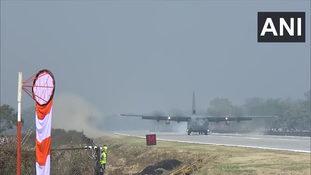 पंतप्रधान मोदींचे C- 130 विमान हायवे इमर्जन्सी लँडिंग फॅसिलिटीवर उतरले