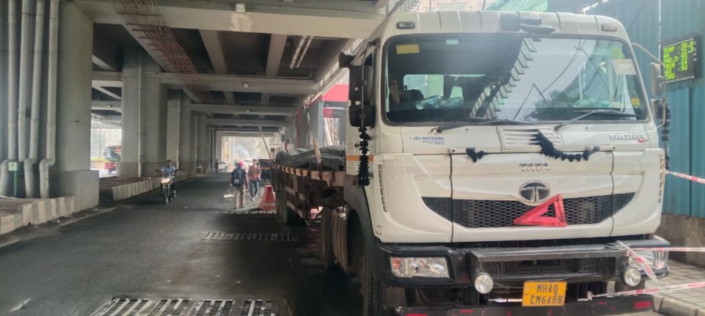 मागाठाणे मेट्रो स्टेशन परिसरातील ट्रक्सच्या त्रासावर पोलिसांनी उगारला दंडुका