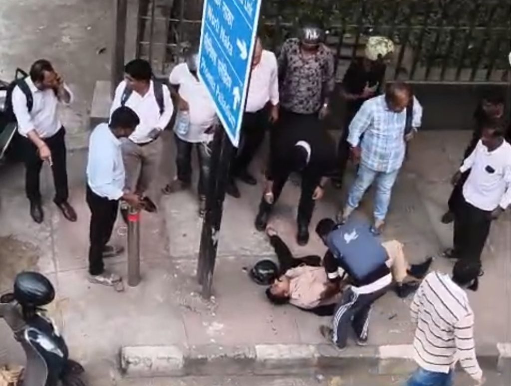 मोटारसायकलला टेम्पोची धडक, पोलीस कॉन्स्टेबल पुलावरून पडला खाली