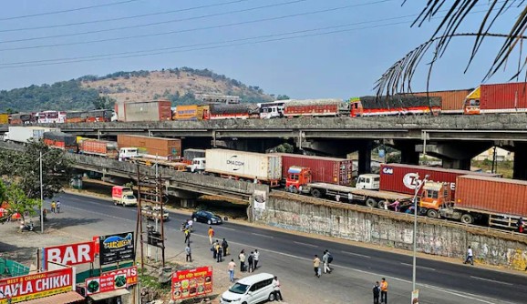 मुंबई पुणे संथगती मार्ग; टँकर उलटल्याने १८ तास वाहतूक रखडली