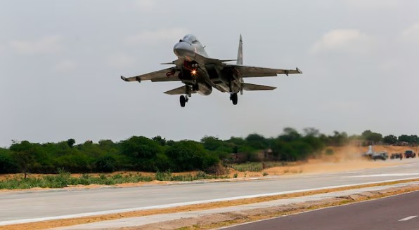 पंतप्रधान मोदी हायवे इमर्जन्सी लँडिंग फॅसिलिटीवर करणार ऐतिहासिक लँडिंग