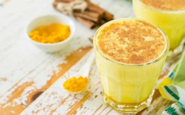 हळद आणि दूध: आरोग्यासाठी नैसर्गिक अमृत