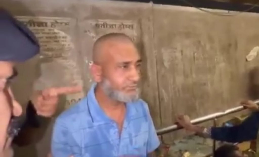 पादचाऱ्यांवर मूत्राने भरलेली बाटली फेकणाऱ्याच्या मुसक्या आवळल्या