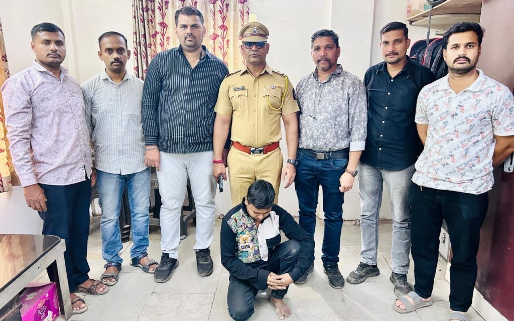 दोघांचे भांडण, तिसऱ्याचा फुटला डोळा! पोलिसांनी केली अटक