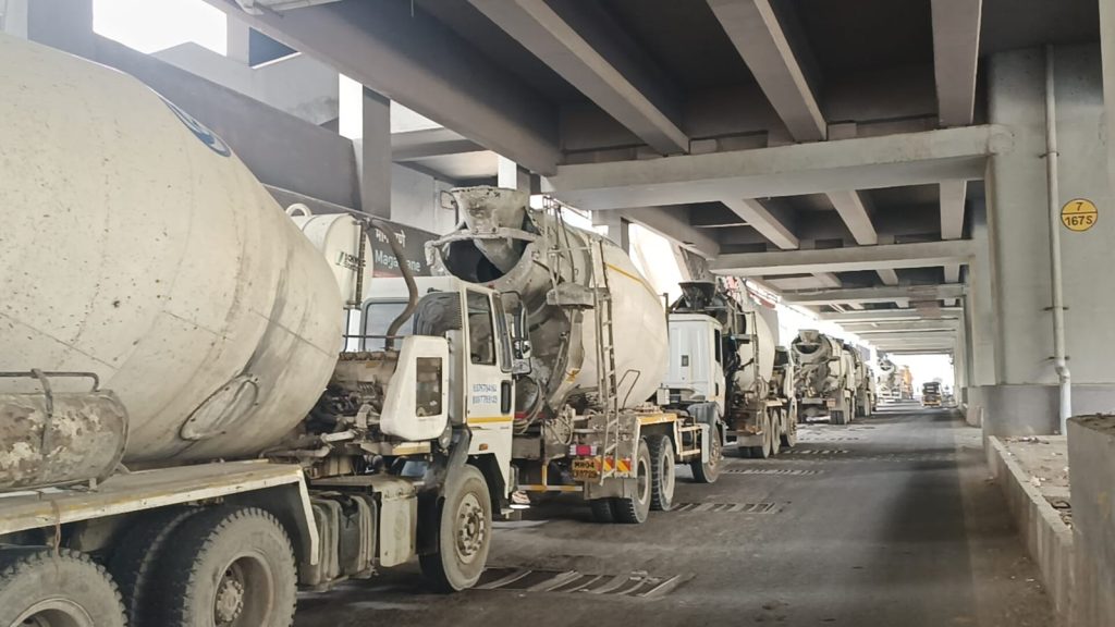 मागाठाणे मेट्रो स्टेशनबाहेरचा रस्ता पालिकेने विकासकाला विकला!