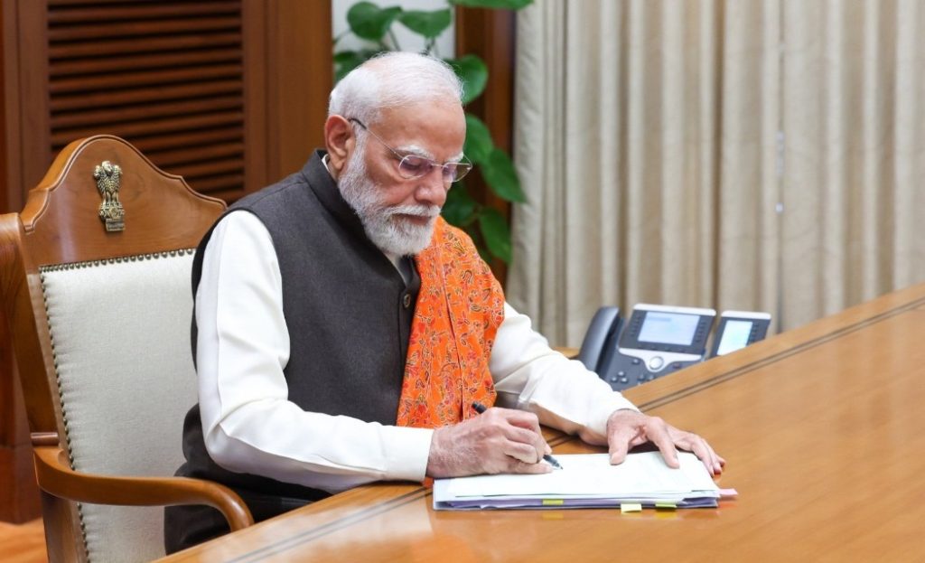 ‘सेवा तीर्थ’मधून पंतप्रधान मोदींनी केल्या निर्णयांवर स्वाक्षऱ्या