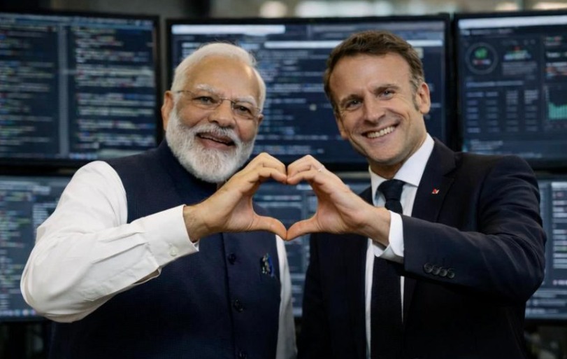 एआय इम्पॅक्ट समिट २०२६ : मॅक्रॉन यांनी शेअर केला मोदींसोबतचा एआय फोटो