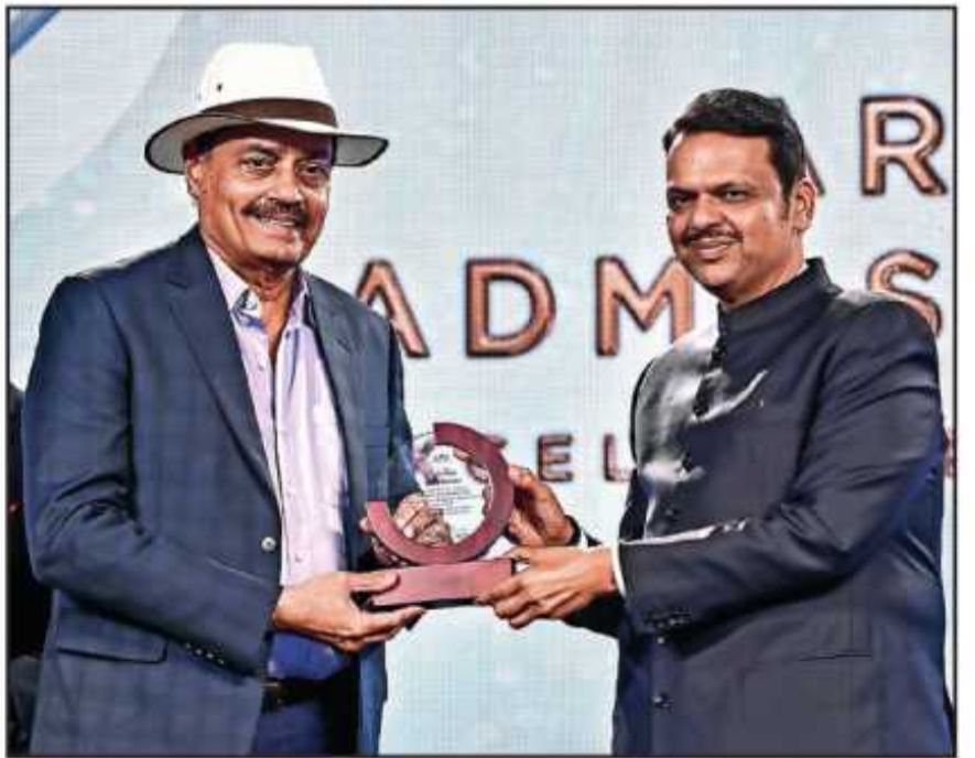 भारताचे माजी कर्णधार दिलीप वेंगसरकर यांना “नवरत्न” पुरस्कार