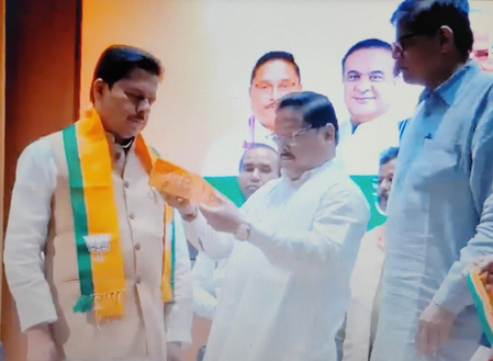 काँग्रेस आपल्या विचारधारेपासून दूर गेलीय म्हणत आसामचे भूपेन बोरा भाजपात