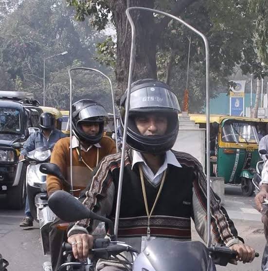 पाकिस्तानात दुचाकीवर लागल्या सळ्या; मांज्यापासून सुरक्षेसाठी अजब उपाय
