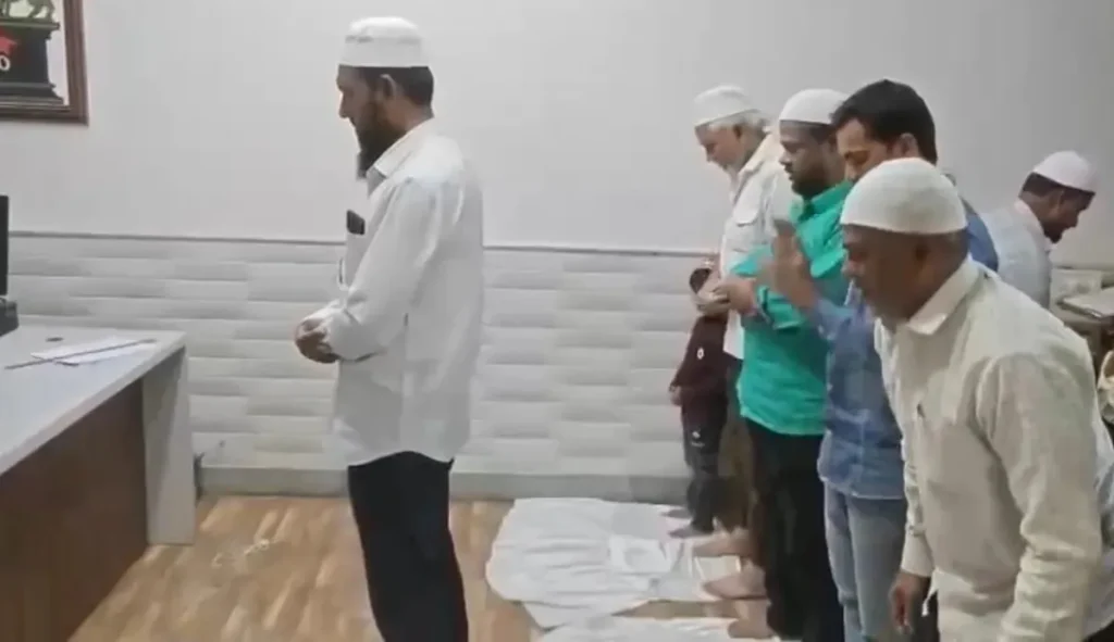 मालेगाव महानगरपालिकेच्या वीज विभागात पढला गेला नमाज, सोमय्यांकडून आक्षेप