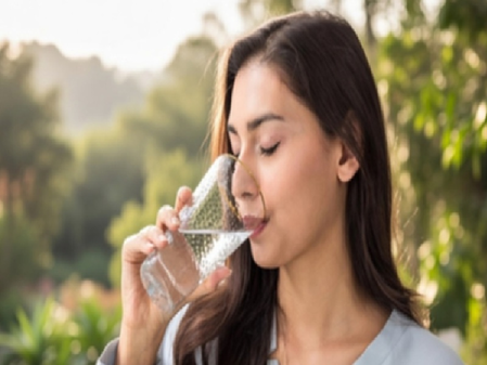 कायम कोमट पाणी पिणे योग्य आहे का?