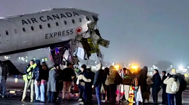 एअर कॅनडाचे विमान लँडिंगवेळी अग्निशमन दलाच्या वाहनाला धडकले