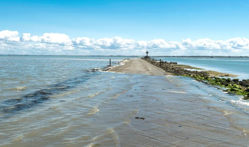 दिवसातून फक्त तीन तास दिसतो ‘हा’ फ्रान्समधील रस्ता; काय आहे कारण?