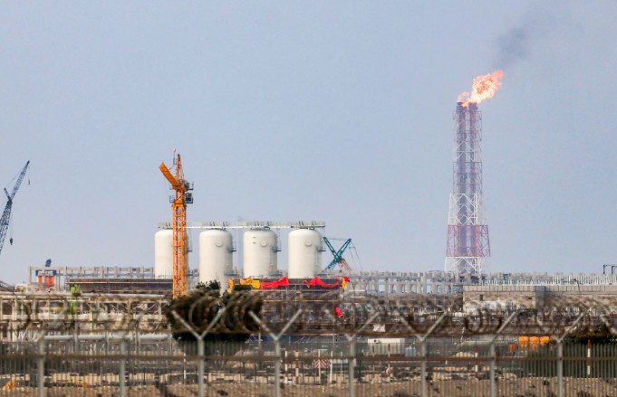 कतारच्या ऊर्जा पायाभूत सुविधेवर इराणचा हल्ला; पुढील पाच वर्षे १७% LNG उत्पादन ठप्प