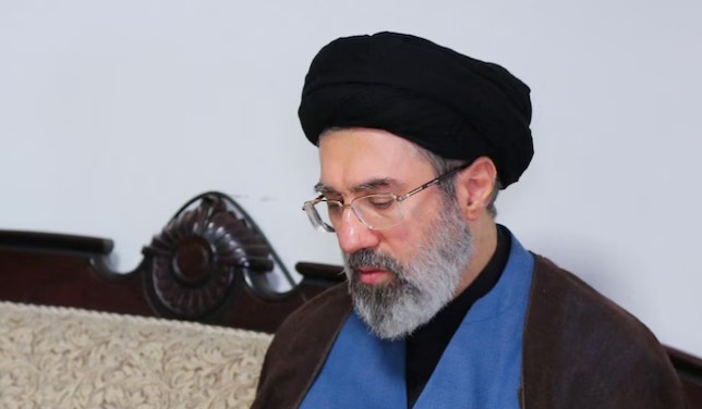 इराणचे नेते मोज्तबा खामेनींच्या चेहऱ्याला गंभीर दुखापती, पायही निकामी?