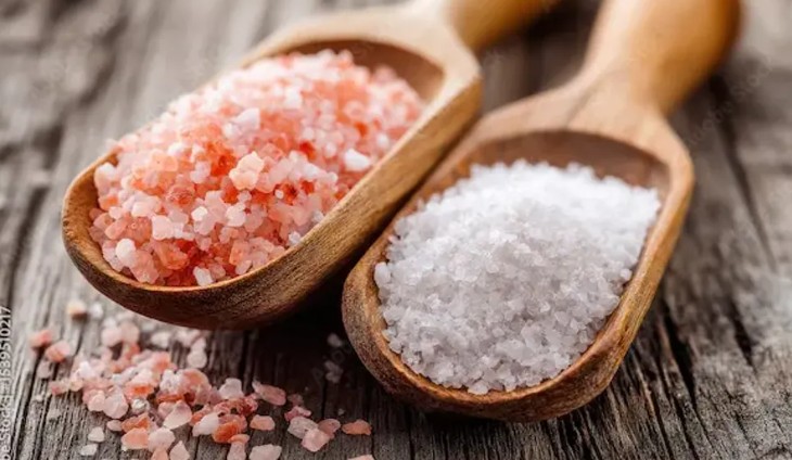पांढरे मीठ की गुलाबी मीठ; आरोग्यासाठी कोणते मीठ अधिक फायदेशीर?